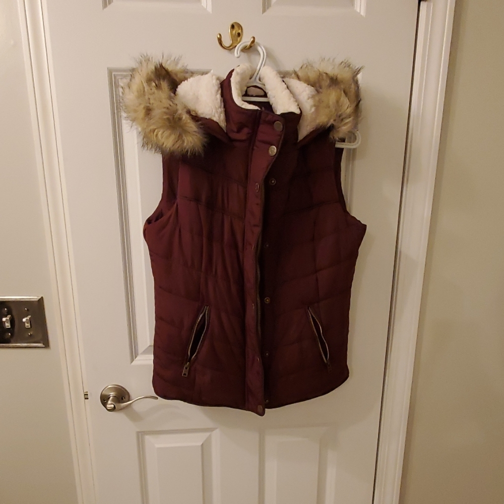 Aero sherpa vest . Burgundy color. Size Medium